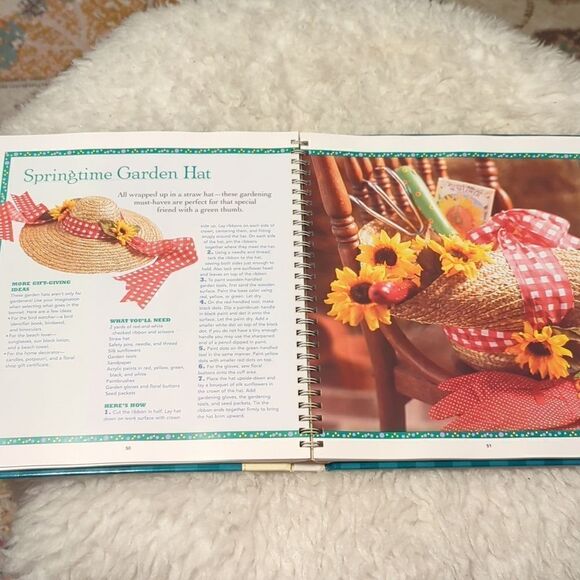 2 Mary Engelbreit Home Decorating Books-Craft to Celebrate the season-Wrap It Up - Picture 6 of 7